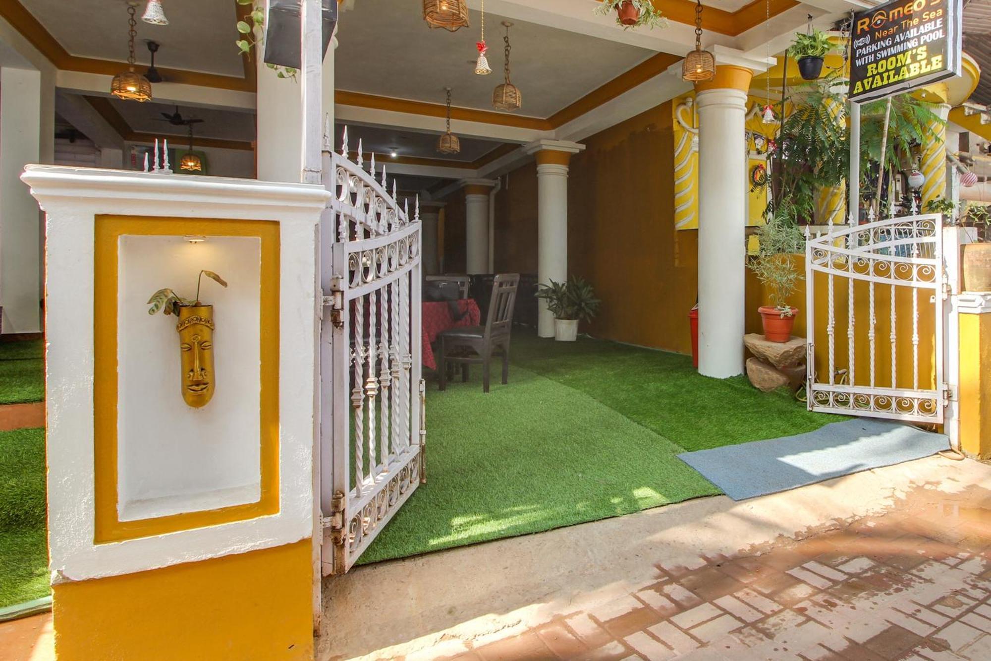 Collection O Romeos Place Baga Beach Hotel Calangute Exterior foto