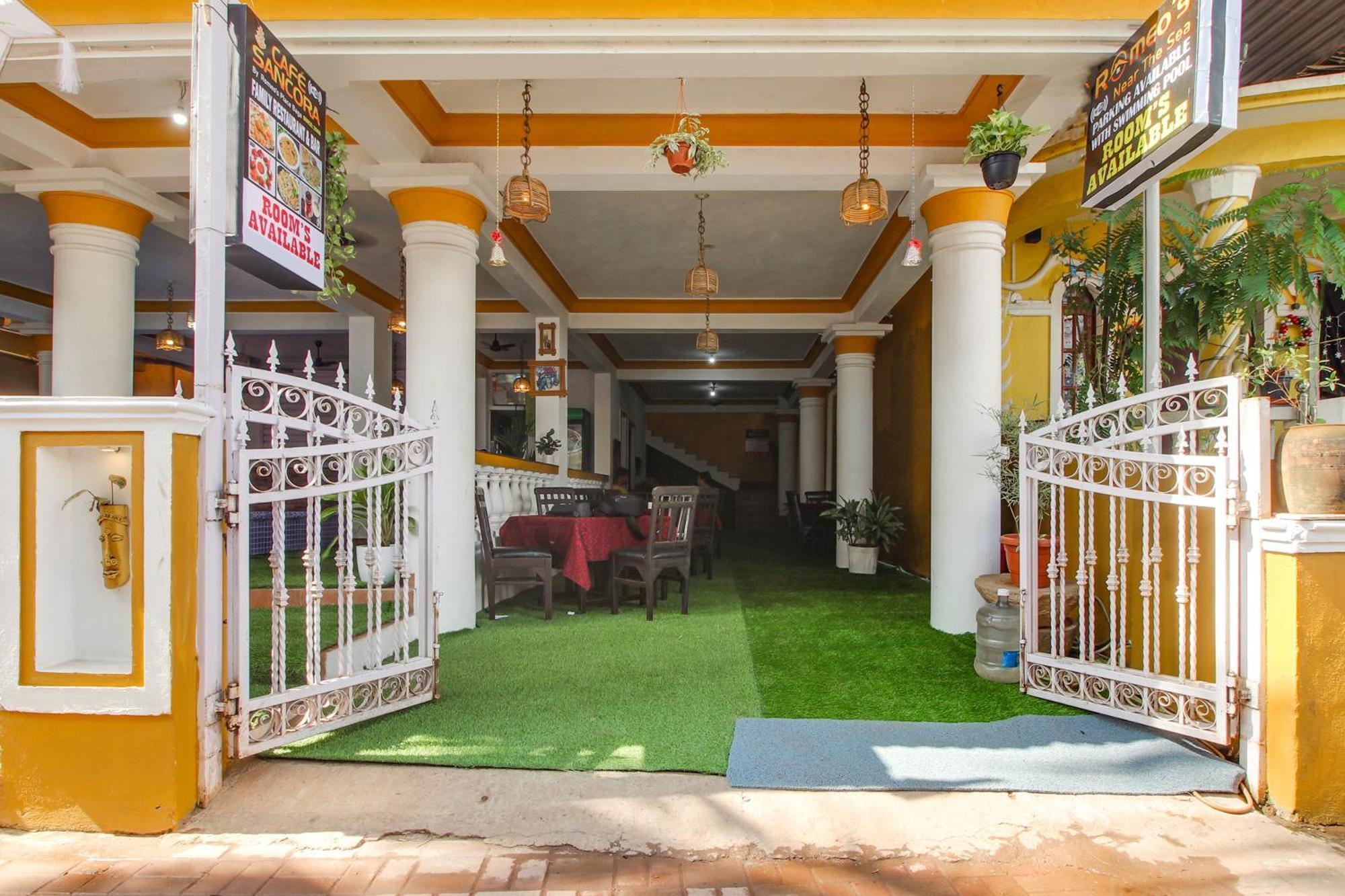 Collection O Romeos Place Baga Beach Hotel Calangute Exterior foto