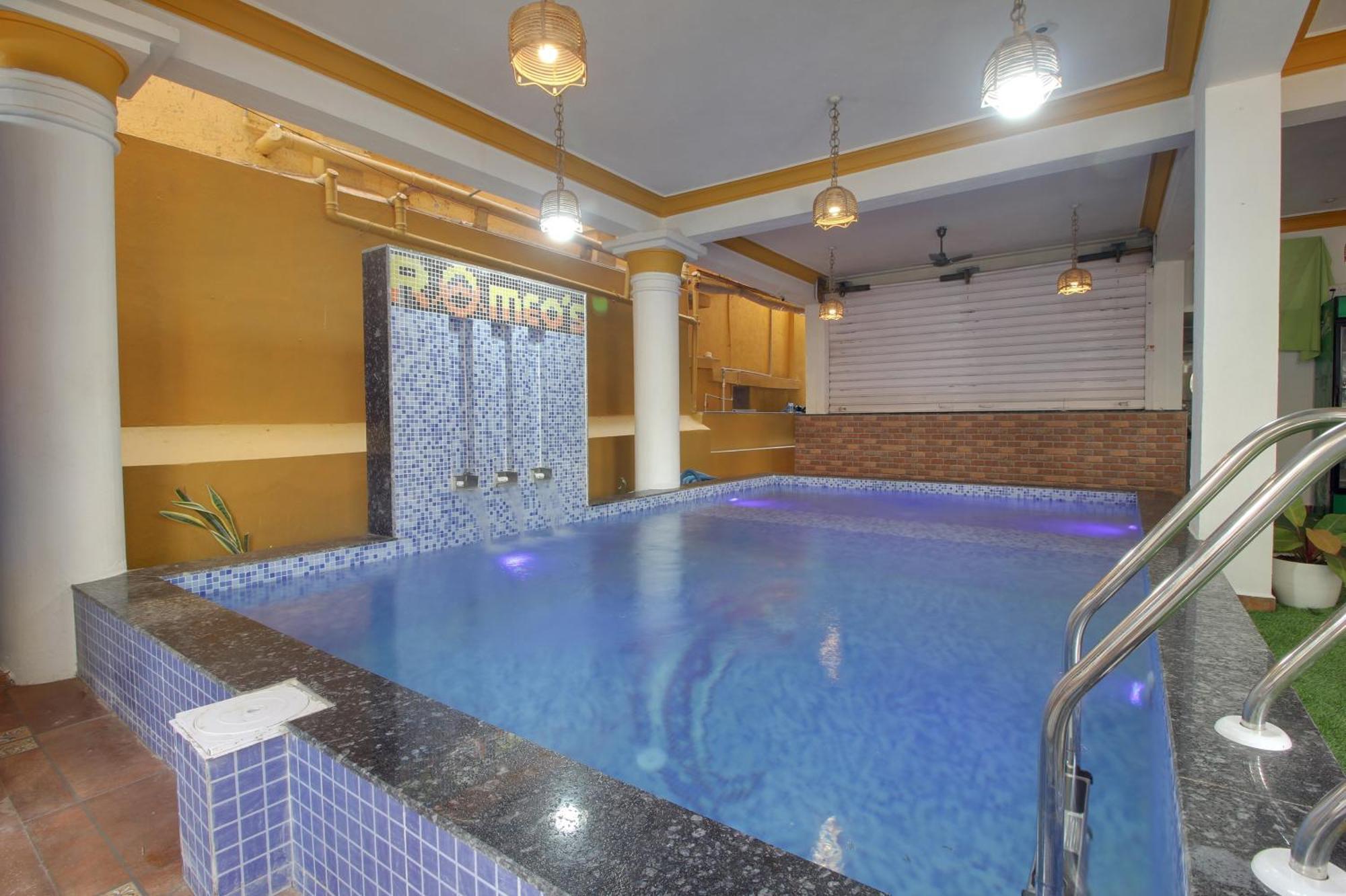Collection O Romeos Place Baga Beach Hotel Calangute Exterior foto